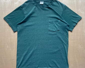 Camiseta vintage de los 90 con bolsillo a rayas verdes de Mark's Work Wearhouse / Talla grande / Fabricada en Canadá