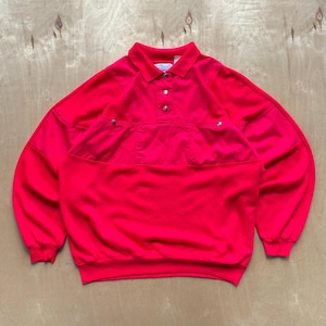 Op de afbeelding: Een felrood sweatshirt met kraag, knoopsluiting en een opgestikte zak. De top met lange mouwen heeft een relaxte pasvorm en geribde manchetten. Het kledingstuk is gemaakt van zacht materiaal en is geschikt voor casual wear.