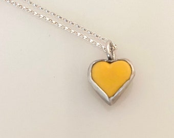 Collar de corazón de caramelo amarillo. SÉ TÚ estampado en la espalda