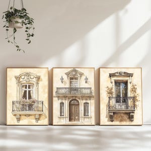 Puede incluir: Conjunto de tres láminas enmarcadas con bocetos arquitectónicos de balcones y ventanas. La obra de arte, de estilo vintage, presenta dibujos lineales detallados y un fondo en tonos sepia. Cada lámina tiene un marco dorado.