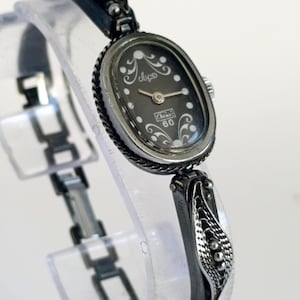 Orologio da polso vintage Luch Ray a carica manuale, cassa argento e nera, cinturino in metallo, orologio classico.