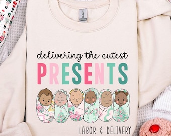 Förlossningssjuksköterska jul PNG, leverera de sötaste presenterna design, semester sublimeringsfil, festlig babysjuksköterska digital nedladdning