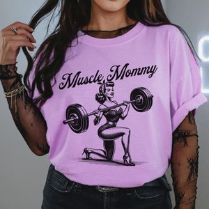 Grappige cadeaus voor sportschoolliefhebbers, Muscle Mommy png, training Svg-ontwerpen voor shirts, shirtontwerpen gewichtheffen, Muscle Mom png, gym pomphoes