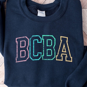 Distressed BCBA png, pastel varsity-lettertypeontwerp, board gecertificeerde sublimatie gedragsanalist, ABA Grad Gift