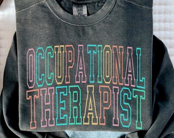 Diseño de sublimación de cita de terapeuta ocupacional (PNG) para camisetas, tazas y bolsos. Regalo de terapia ocupacional para terapeutas y regalos de graduación.