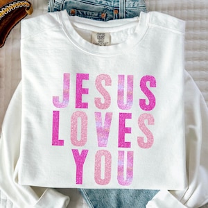Jesus Loves You Pink Glitter Varsity-lettertype digitale download sublimatie PNG-bestand, christelijk religieus inspirerend citaat minimalistisch preppy png-bestand
