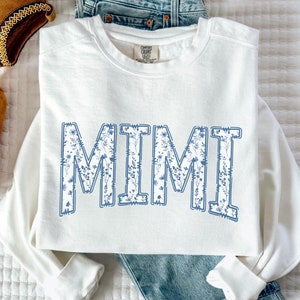 Diseño de fuente universitaria floral de toille azul Mimi PNG, regalo para Nana para el día de la madre, archivo PNG de sublimación personalizado de Mimi u otra abuela