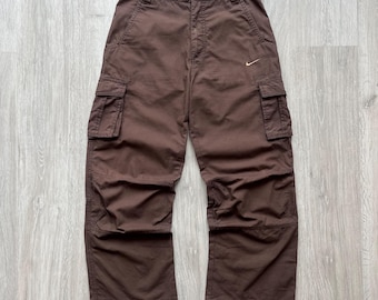 Pantalones cargo Nike Vintage Y2K marrones holgados con múltiples bolsillos, estilo streetwear.