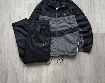 Nike Vintage 90-tals nylon träningsoverall i svart med jacka och byxor och mini-Swoosh-logga