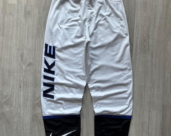 Pantalones deportivos Nike vintage de los años 2000, corte holgado, color blanco, con logo Swoosh grande bordado, estilo Y2K para hombre.