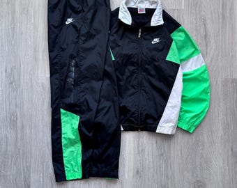 Vintage Nike des années 80 en nylon noir survêtement ensemble pantalon + veste mini logo Swoosh taille M