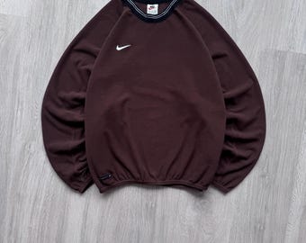 Sudadera vintage Nike de los 90, color marrón, de cuello redondo y forro polar, con mini logo Swoosh.