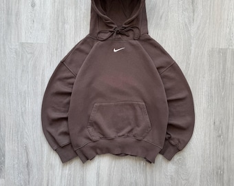 Sudadera con capucha Nike marrón, corte holgado, logo Swoosh central, estilo Y2K
