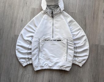 Chaqueta anorak Nike vintage de nailon blanco con media cremallera y logotipo central de Nike, años 2000