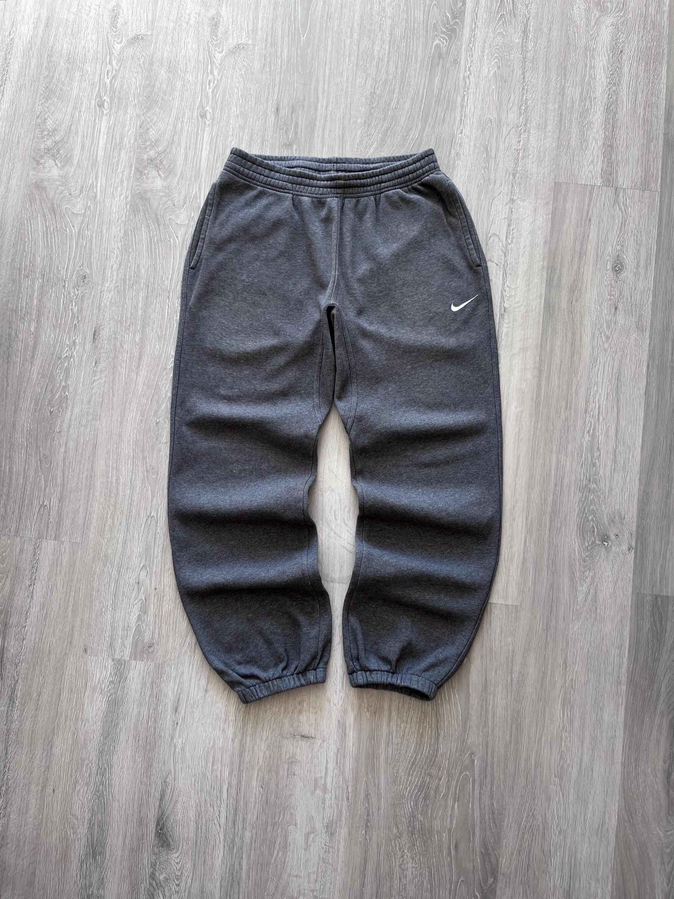 00s OLD NIKE カーゴ tech ワイド バギー　ナイロンパンツ 00s OLD NIKE カーゴ tech ワイド バギー ナイロンパンツ - メルカリ