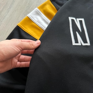 Puede incluir: Juego de tres tazas de cer&aacute;mica con acabado mate moteado. Las tazas son de color crema, gris claro y gris oscuro. Cada taza tiene un dise&ntilde;o simple y minimalista, ideal para caf&eacute; o t&eacute;.