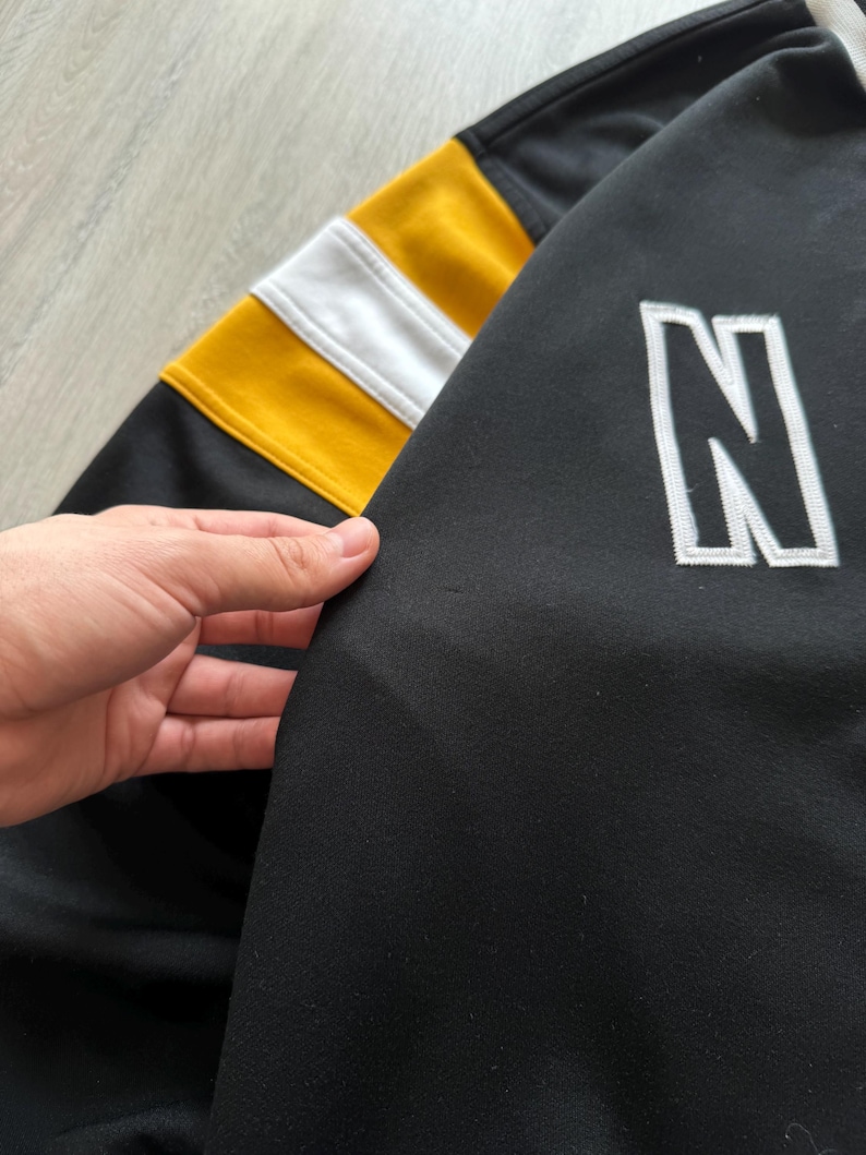 Puede incluir: Juego de tres tazas de cer&aacute;mica con acabado mate moteado. Las tazas son de color crema, gris claro y gris oscuro. Cada taza tiene un dise&ntilde;o simple y minimalista, ideal para caf&eacute; o t&eacute;.