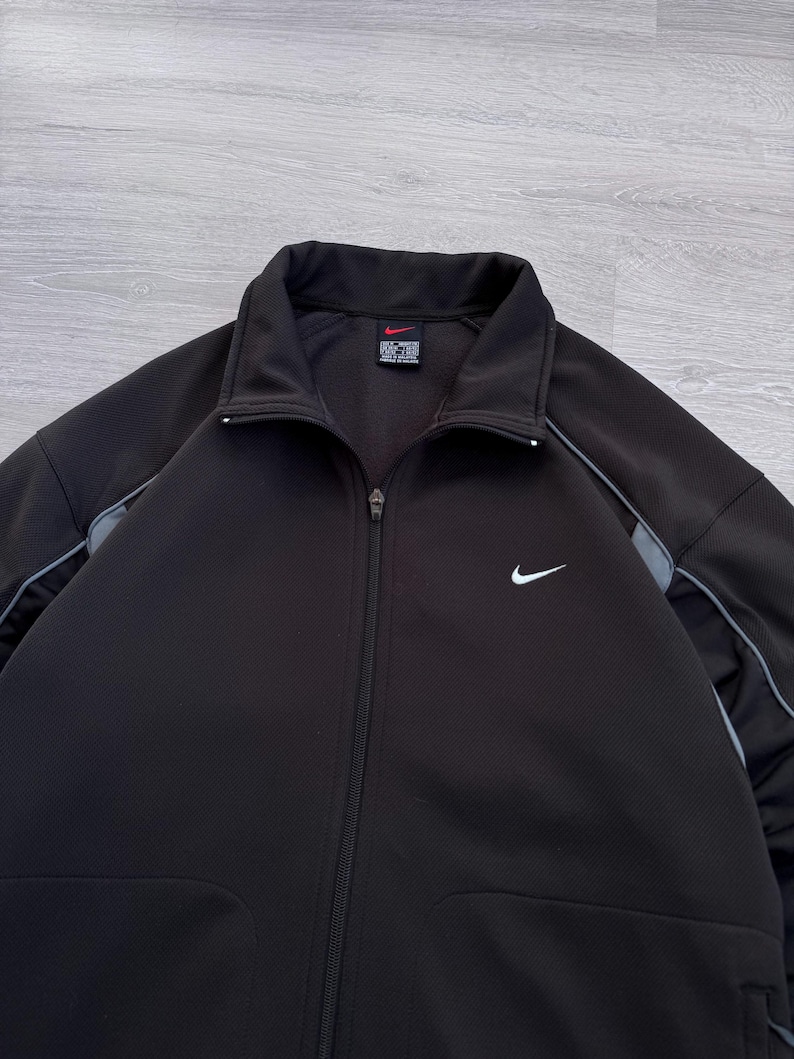 Chaqueta deportiva Nike negra vintage, cortavientos, suéter con cremallera, mini logotipo Swoosh de los años 2000, Y2K imagen 4