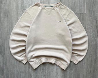 Sudadera vintage Nike de los años 2000, cuello redondo, color beige, corte holgado, mini logo Swoosh, estilo urbano Y2K, unisex.