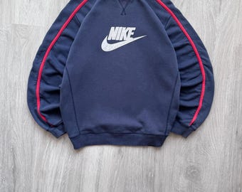 Sudadera vintage Nike de los años 2000, holgada, de cuello redondo. Gran logo Nike bordado en el centro.