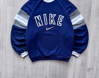 Sudadera vintage Nike de los 90, holgada, con cuello redondo y gran logo Swoosh central bordado, estilo Y2K.