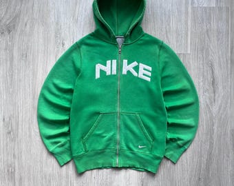 Sudadera Nike vintage con cremallera, holgada, estilo años 2000, con gran logo Nike bordado en el centro.