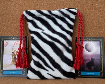 Sac de tarot en fausse fourrure zèbre noir, blanc et rouge avec cordon de serrage