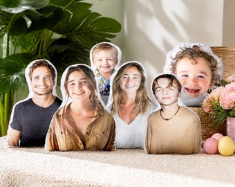 Könnte beinhalten: Eine Sammlung von sechs individuell geformten Dekokissen, die jeweils mit einem hochauflösenden Fotodruck des Gesichts und Oberkörpers einer anderen Person versehen sind. Die Kissen sind passgenau entlang der Umrisse der Personen zugeschnitten.