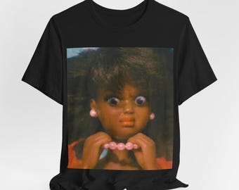 バービー クラッチ パール ポートレート Tシャツ | レトロドールアートワーク