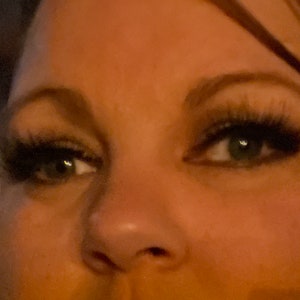 Pode incluir: Close-up do rosto de uma mulher com maquiagem de olhos pesada, mostrando seu olho direito com cílios longos e sombra de olhos escura.