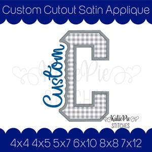 Könnte beinhalten: Eine maßgefertigte Satin-Applikation mit einem großen Blockbuchstaben C in grau-weißem Vichy-Muster. Das Wort Custom ist links neben dem Buchstaben in dunkelblauer Schreibschrift gestickt. Der Text Custom Cutout Satin Applique steht oben.