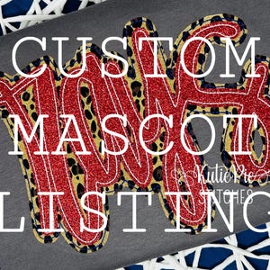 以下が含まれることがあります： レオパード柄のデザインが施された、赤と金のグリッターの文字Wがついた、カスタムマスコットのリストです。