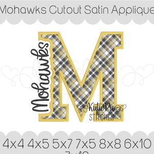 Op de afbeelding: Een satijnen applicatieontwerp met een grote letter M met een zwart, wit en geel ruitpatroon, omlijnd met geel stiksel. Het woord Mohawks is verticaal in zwarte schrijfletters geschreven en de tekst Kutie Pie Stitches is zichtbaar.