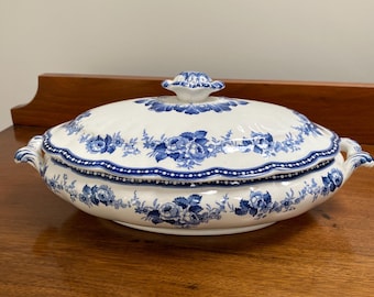 Sopera de porcelana con roseta floral de silicona, color blanco antiguo y azul.