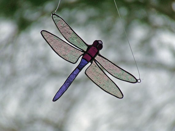 Attrape-soleil en vitrail libellule en rayures violet-blanc