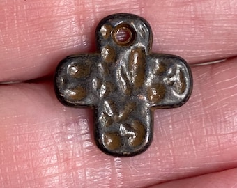 Pequeños dijes de cruz martillada, pequeños colgantes, artículos de arte religioso alterados, componentes de joyería, dije de pulsera, marrón oxidado antiguo, 2 piezas (rb9)