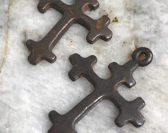 Small pewter rugged rustic cross religious pendant altered art supplies jewelry old world cross 1” antique rusty brown 2 pieces (RB11)