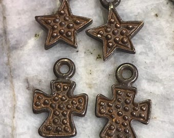 Cruz pontilhada ou estrela pequena em estanho, pingente rústico e robusto, material para arte alterada, joias, marrom ferrugem antigo, 2 peças (rb3)