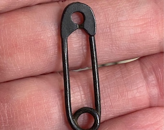 Pewter safety pin charm pendant rustic rusty brown finish 2 pcs (rb7)