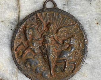 Pingente de medalha de anjo e cavalos em estanho, estilo rústico, boho, para colar, charme antigo, marrom ferrugem, 1 peça. (rb2)