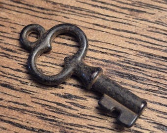 Small Key pendant jewelry supply supplied component rustic antique rusty brown 1 pc (RB10)