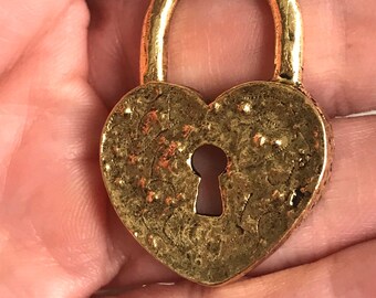 tinnen hartvormige sleutelhanger met slot, benodigdheden voor aangepaste kunst, sieradenonderdeel, ketting, armband, rustiek antiek goud, 1 stuk