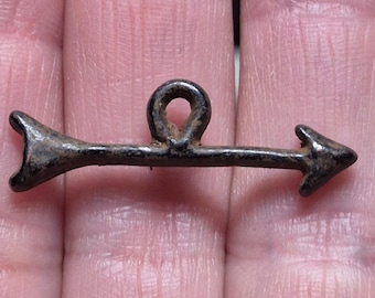 Rusty Brown Aarow pendant, jewelry supplies, components, necklace, findings, charm, antique 1 pc. (RB2)