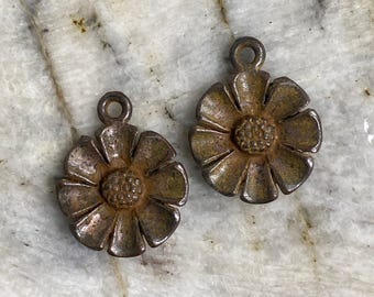 Flower pewter charms pendant jewelry rustic daisy antique rusty brown 2 pieces (RB6)