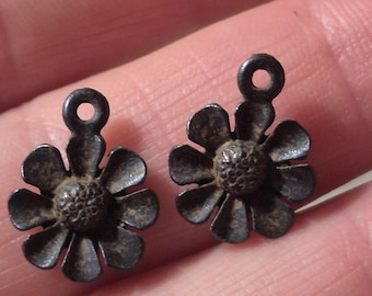 Small flower pewter charms pendant jewelry rustic daisy antique rusty brown 2 pieces (RB6)