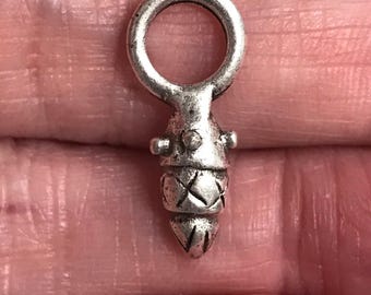 Prickig konformad droppe tenn berlockhänge förändrade konsttillbehör smycken antik silver 2 st