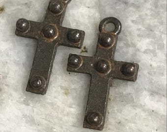 Litet prickigt kors tennberlockhänge religiöst förändrat konstmaterial smyckeskomponenter rustikt antik rostbrunt 2 st (RB11) K2634