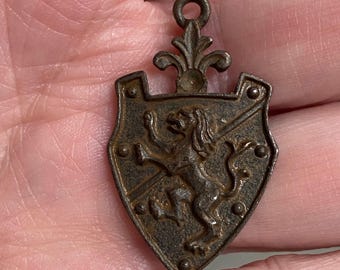 1 pc pewter shield coat of arms lion crest royalty pendant fleur de lis antique rustic brown (rb1)