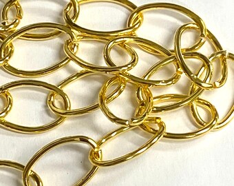 Ovalt halsband med stor kabelkedja, öppna länkar, pärldetaljer, säljs per fot, klarguld 18 mm (ch05g)