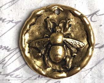Pingente artesanal original de abelha em estanho com acabamento em ouro antigo, ideal para joias, colares e pulseiras, com tema de insetos e natureza (1 peça - G08)